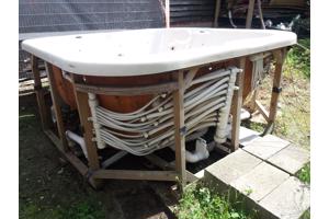 Kapotte Jacuzzi zonder jets gratis ophalen.