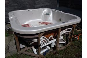 Kapotte Jacuzzi zonder jets gratis ophalen.