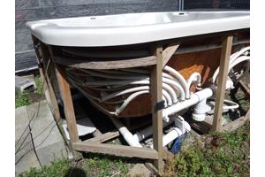 Kapotte Jacuzzi zonder jets gratis ophalen.