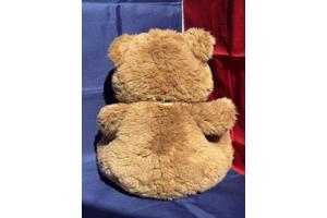 Beer met strik en rits voetzolen bruin beige