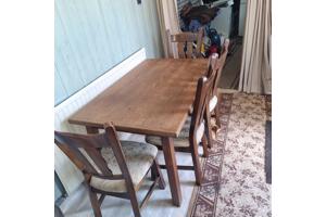 eetkamertafel met 4 stoelen
