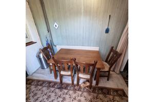 eetkamertafel met 4 stoelen