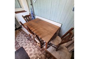 eetkamertafel met 4 stoelen