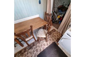 eetkamertafel met 4 stoelen