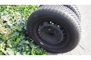 2 all season banden op volkswagen velgen.