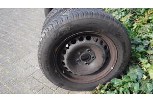 2 all season banden op volkswagen velgen.