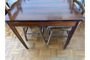 Eetkamer tafel en 4 stoelen