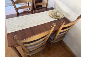 Eetkamer tafel en 4 stoelen