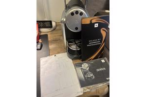 Te koop: nette Nespresso koffiemachine Pro Zenius ZN100 koff