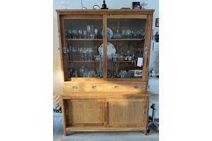 Teak wandkast. Verkeert in mooie staat. Onbeschadigd.