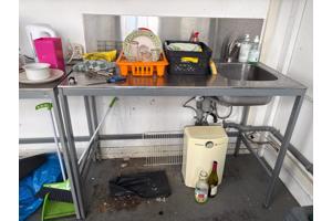 2 metalen werktafels, 1 met wasbak