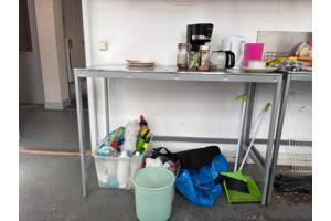 2 metalen werktafels, 1 met wasbak