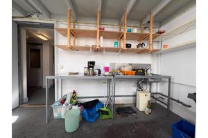 2 metalen werktafels, 1 met wasbak