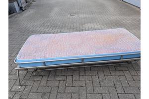 Bed, oplakbed oud