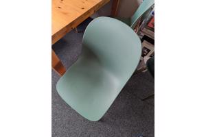 Tafel en 4 stoelen in goede staat