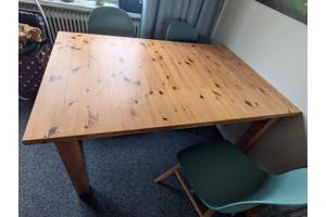 Tafel en 4 stoelen in goede staat