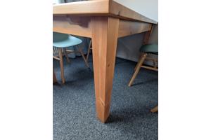 Tafel en 4 stoelen in goede staat