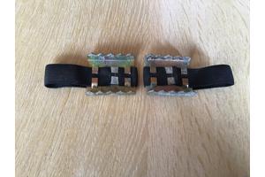 2 Metalen haken o/t plaatsen onder je schoen wanneer het gla