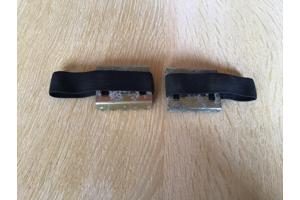 2 Metalen haken o/t plaatsen onder je schoen wanneer het gla