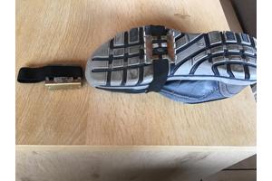 2 Metalen haken o/t plaatsen onder je schoen wanneer het gla