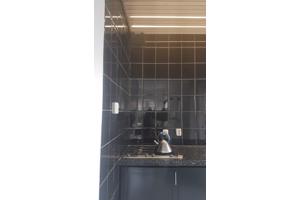 Zwarte keuken met granito aanrechtblad