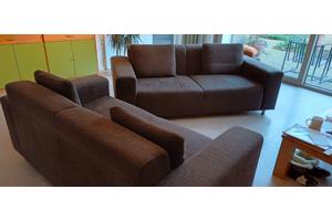 2 chocoladebruine banken en hocker stof