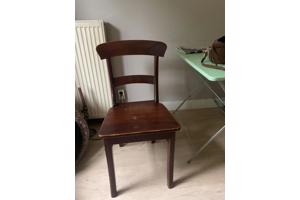 Vier houten stoelen