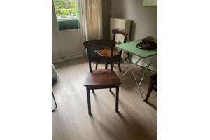 Vier houten stoelen