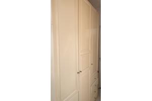 Deze maatwerk kledingkast heeft deuren, een roede en planken. De kast moet zelf gedemonteerd worden. Moet weg in verband met verhuizing.