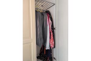 Deze maatwerk kledingkast heeft deuren, een roede en planken. De kast moet zelf gedemonteerd worden. Moet weg in verband met verhuizing.