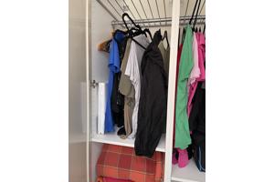 Deze maatwerk kledingkast heeft deuren, een roede en planken. De kast moet zelf gedemonteerd worden. Moet weg in verband met verhuizing.