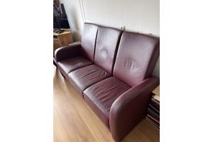 Bank met bijhoudende stoel