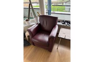 Bank met bijhoudende stoel