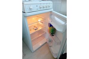 Koelkast en gasfornuis