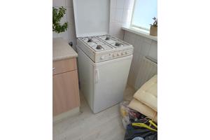 Koelkast en gasfornuis