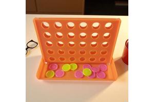 4 op een rij spel , oranje mini formaat 7,5cm x 4,5cm