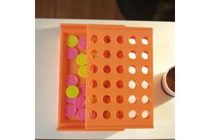 4 op een rij spel , oranje mini formaat 7,5cm x 4,5cm