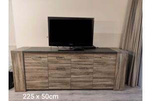 Eettafel en Salontafel dressoir vitrinekast