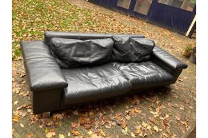 Tweetal banken en een hocker gratis op te halen