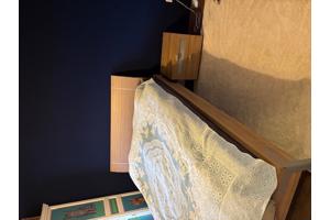 2-persoons bed met nachtkastje