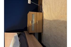 2-persoons bed met nachtkastje