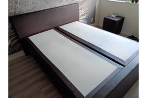 Boxspring donkerbruin leer.