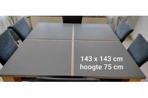 Vierkante eettafel voor 8 personen