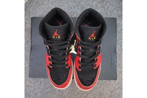 Nike Jordan 1 Mid SE Christmas