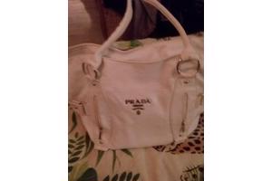 Hoy ik heb twee verschillende prada tassen on te verkopen