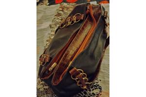 Hoy ik heb twee verschillende prada tassen on te verkopen