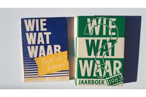 32 boeken WIE WAT WAAR 1947 - 1984