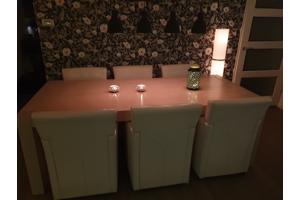 Grote eettafel met leren stoelen