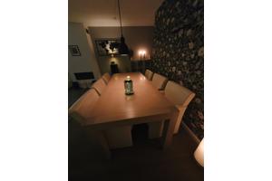 Grote eettafel met leren stoelen