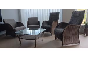 4 fauteuils (2 hoge en 2 lage rug, + glazen salontafel